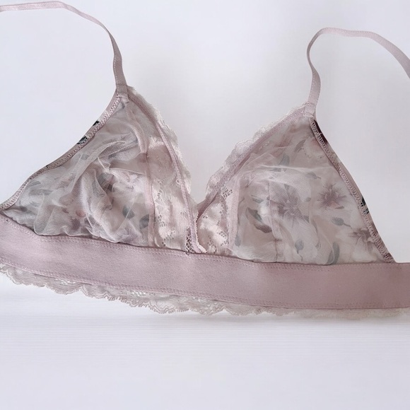 La Vie En Rose
Lace And Mesh Bralette M - Picture 10 of 10